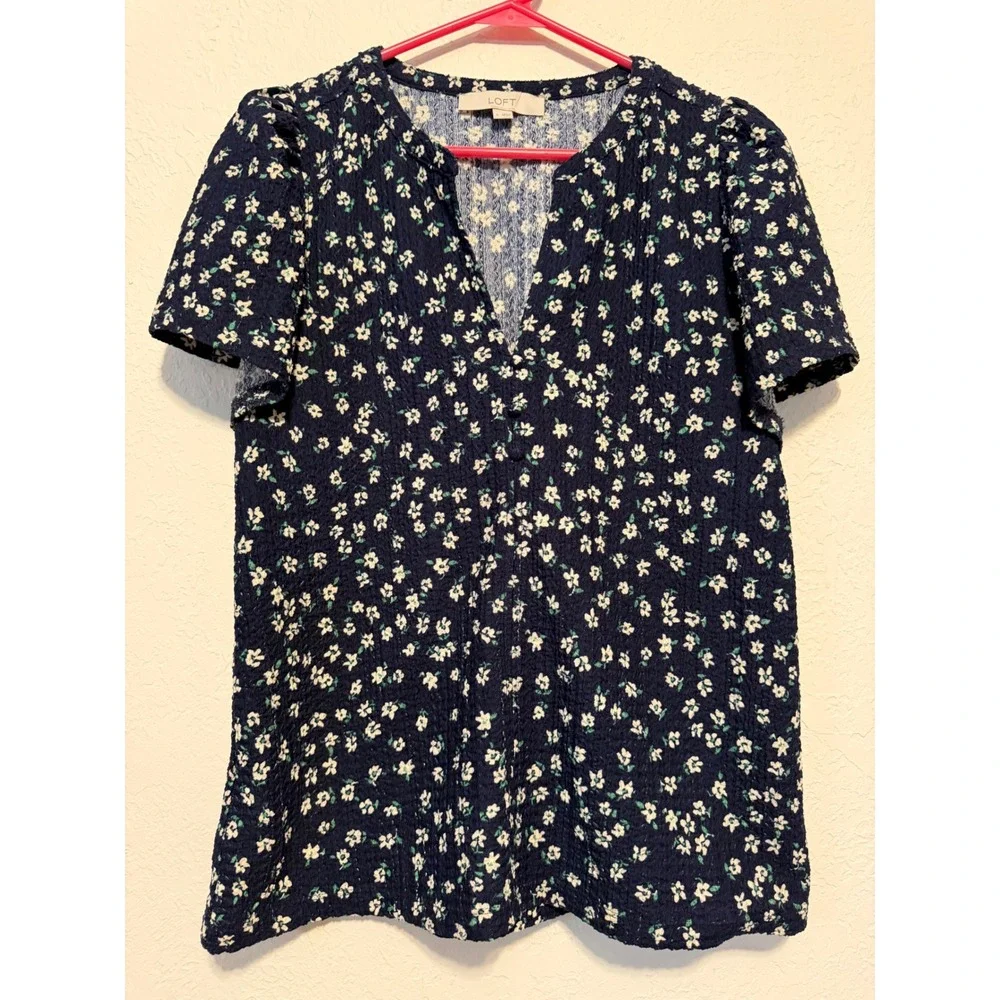 LOFT Ann Taylor Navy Blue Floral V-Neck Short Sleeve Textured Blouse Top Small